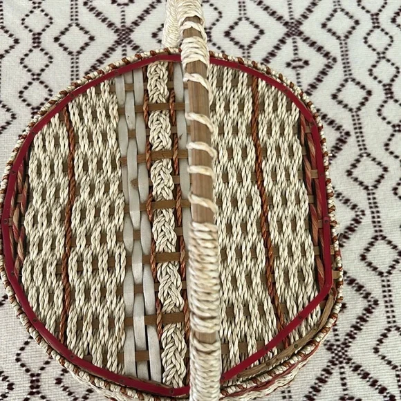 Vintage JCPenney Sewing Basket Constructed from Woven Wicker. - Picture 3 of 12
